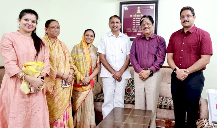 पूर्व कलेक्टर गणेश शंकर मिश्रा सौजन्य भेंट हेतु पूर्व विधायक संतोष बाफना जी के घर परिवार सहित पहुंचे