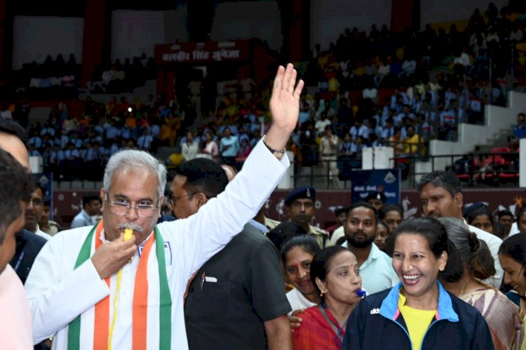 PHOTO CM भूपेश बने रेफरी : ओलंपिक का मुख्यमंत्री ने किया शुभारंभ…मुख्यमंत्री ने रेफरी बन खेल की शुरूआत की, पारंपरिक खेलों मे खुद आजमाए हाथ…