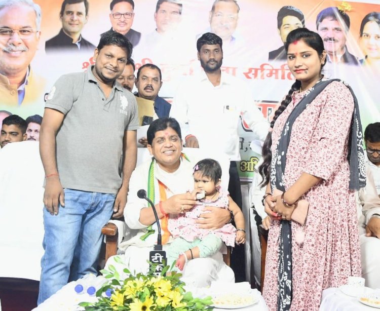 CG: ...जब नन्हीं सी बच्ची ने मंत्री जी के चेहरे पर ला दी मुस्कान... छोटे बच्चों को देखते ही गोद में ले लेते हैं मंत्री जी....