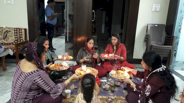 चांद दिखने पर सुहागिनों ने दिया अर्ध्य, सुहाग की दिर्घायु की कामना की