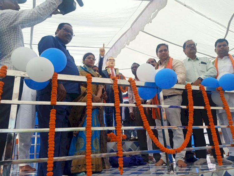 ग्राम पंचायत बोहारडीह में सरपंच संतोषी ताराचंद्र रात्रे के नेतृत्व में संविधान निर्माता डॉ,भीम राव अम्बेडकर की प्रतिमा का हुआ अनावरण क्षेत्र के जनप्रतिनिधी रहे उपस्थित पढे पुरी खबर