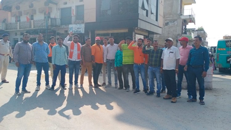 प्रदेश सरकार पर भ्रष्टाचार का आरोप लगाते हुए युवा मोर्चा ने फूंका मुख्यमंत्री का पुतला... विरोध प्रदर्शन करते हुए लगाए मुर्दाबाद के नारे....