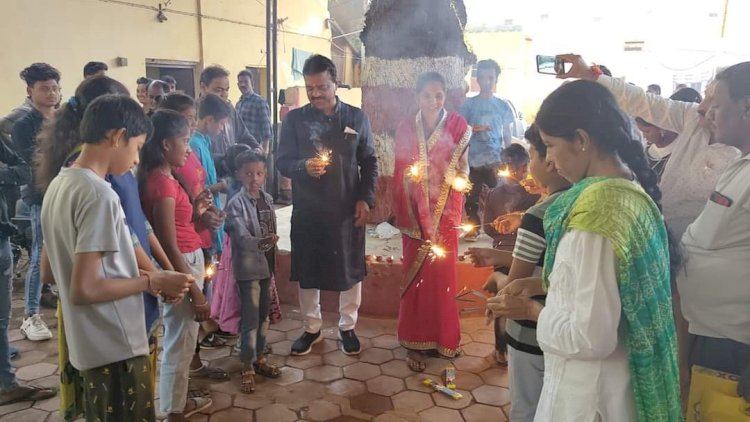 विधायक कार्यालय में जुटे बच्चों ने मिठाई खाई, फोड़े पटाखे
