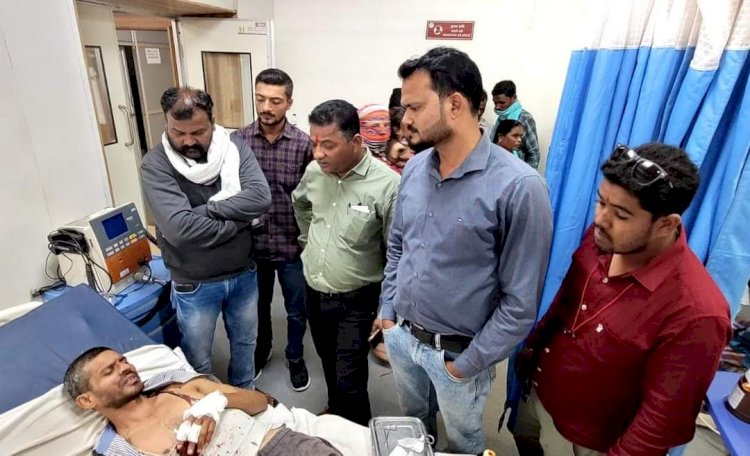जगदलपुर शहर के नयामुंडा वार्ड में बीती
रात चाकू बाजी की घटना में गम्भीर रूप से घायल
पत्रकार रितेश पांडे को महारानी आस्पताल में भर्ती
कराया गया