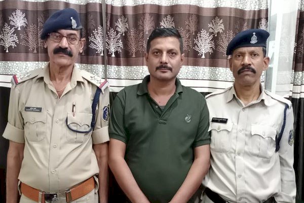 छत्तीसगढ़ हेड कॉन्स्टेबल गिरफ्तार: एक्सप्रेस ट्रेन में युवती से छेड़छाड़, पुलिस वाले ने युवती के कमर पर फेरा हाथ…रेलवे पुलिस ने प्रधान आरक्षक को पकड़ा...
