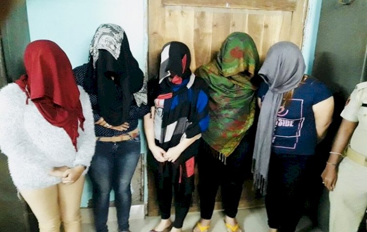 Sex Racket का खुलासा : गेस्ट हाउस में चल रहे सेक्स रैकेट का भंडाफोड़, व्हाट्सएप और फेसबुक के जरिए होता था सौदा…बेहद आपत्तिजनक स्थिति में मिले युवक और युवतियां...