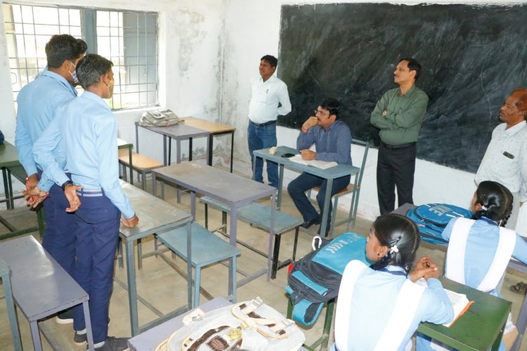 CG:बेमेतरा कलेक्टर बने शिक्षक...लिए बच्चों की क्लास..बेरला ब्लाक के दौरा में थे कलेक्टर..सरदा हाईस्कूल पहुंचे थे DM..निरीक्षण के दौरान ADM भी रहे उपस्थित