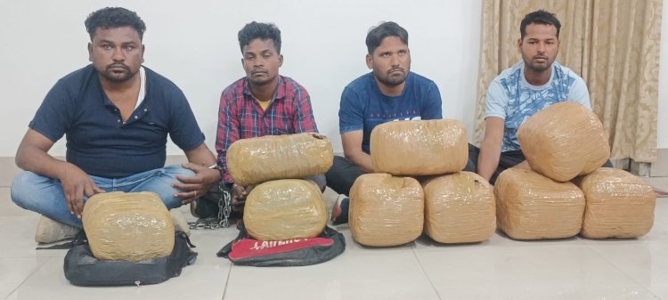 CG:जी.आर.पी. थाना रायपुर द्वारा 04 गांजा तस्करों से 49.5 किलो ग्राम गांजा किमत 4 लाख 95 हजार का जप्त कर आरोपियों को गिरफ्तार किया गया...पुलिस अधीक्षक ( रेल ) रायपुर धर्मेन्द्र सिंह के निर्देश पर की गई त्वरित कार्यवाही...पुलिस अधीक्षक ( रेल ), रायपुर द्वारा पुरस्कृत करने की घोषणा की गई है।