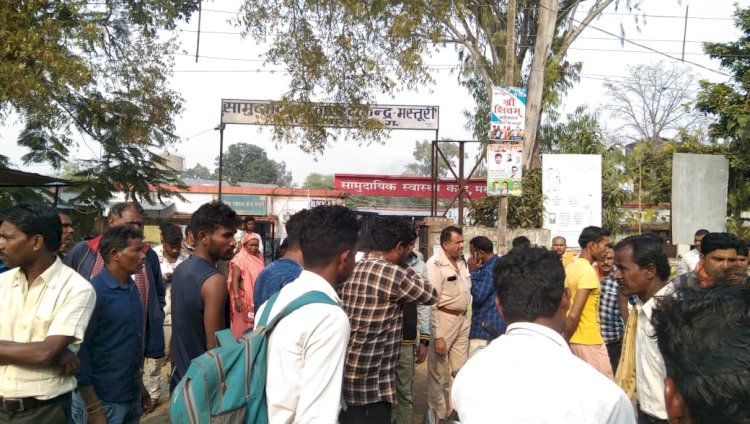 करंट की चपेट में आने से पाली निवासी कन्हैया केवट की हुई मौत मस्तूरी स्वास्थ्य केंद्र में घंटों इंतजार के बाद भी नहीं पहुंची डॉक्टर गुस्साए ग्रामीणों ने कर दिया चक्काजाम पढ़े पूरी खबर