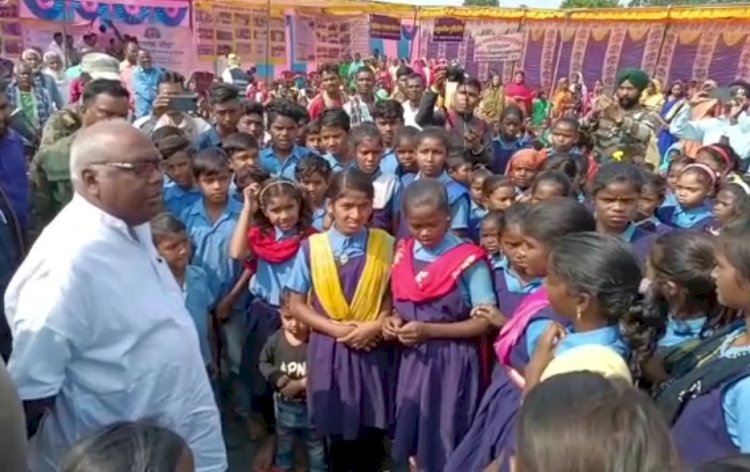 नक्सल प्रभावित गांव दौरा किए संसदीय सचिव चिंतामणि महाराज
