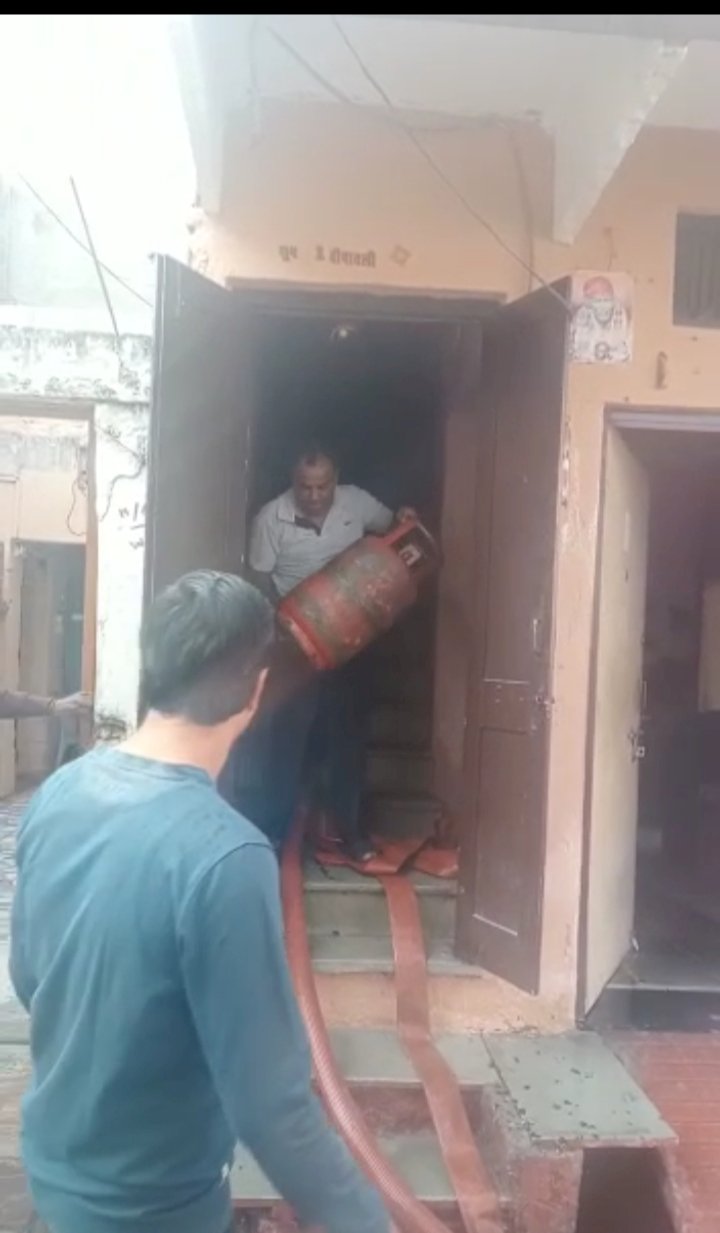 मकान में लगी आग, भाजपा नेता झुरानी व पार्षदा पति लखवानी मौके पर पहुंचे