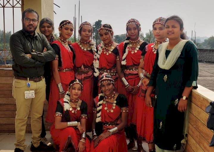 CG:राज्यस्तरीय सांस्कृतिक कार्यक्रम में बेमेतरा स्वामी आत्मानंद शिवलाल राठी अंग्रेजी माध्यम विद्यालय के बालिकाओं का  द्वितीय स्थान...इस उपलब्धि पर बेमेतरा जिले के कलेक्टर एवं स्वामी आत्मानंद विद्यालय शिक्षण समिति के अध्यक्ष  जितेंद्र शुक्ला...जिला शिक्षा अधिकारी  अरविंद मिश्रा..प्राचार्य श्रीमती सुदेशा चटर्जी एवं समस्त शिक्षकों ने शुभकामनाएं प्रेषित करते हुए छात्रों के उज्जवल भविष्य की कामना किये