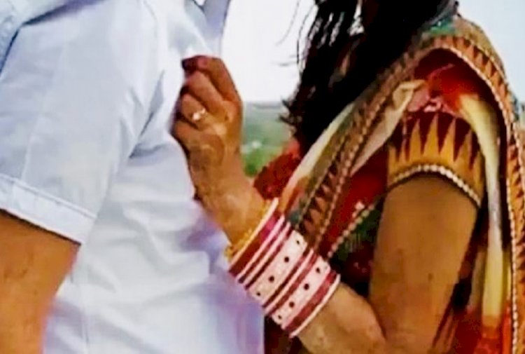 Bride Groom for Marriage : प्रेमी के साथ रोमांस कर रही थी बहू…फिर जो हुआ…सास ने बहु को इस हालत में रंगे हाथ पकड़ा, फिर पति ने अपने सामने ही दोनों से करवाया ये काम…