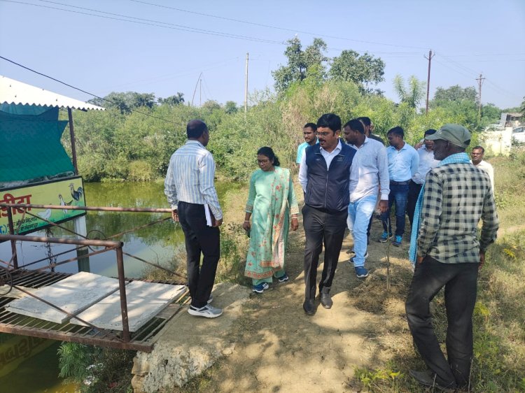 CG:बेमेतरा कलेक्टर ने किया अमलडीहा गौठान एवं नारायणपुर, मारो के धान उपार्जन केन्द्र का निरीक्षण...ग्रामीण औद्योगिक पार्क के रुप में अमलडीहा का चयन