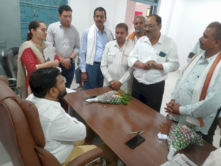 CGखैरागढ़:जनसंवाद के जरिए हो रहा है आम नागरिकों की समस्याओं का निदान...बैंक खाताधारक मोहेन्द्र के खाते में वापस आई 12 हजार रुपये की राशि