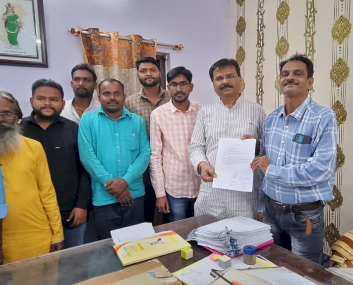 CG:भारतीय जनता पार्टी शहर मंडल बेमेतरा के पदाधिकारी पूर्व जिलाध्यक्ष राजेन्द्र शर्मा के नेतृत्व में ....छत्तीसगढ़ विद्युत मण्डल बेमेतरा के कार्यपालन यंत्री को ज्ञापन सौपकर... बिजली बिल में सुरक्षा निधि की राशि जुड़कर आयी है उसे ना लेने की मांग की गयी है