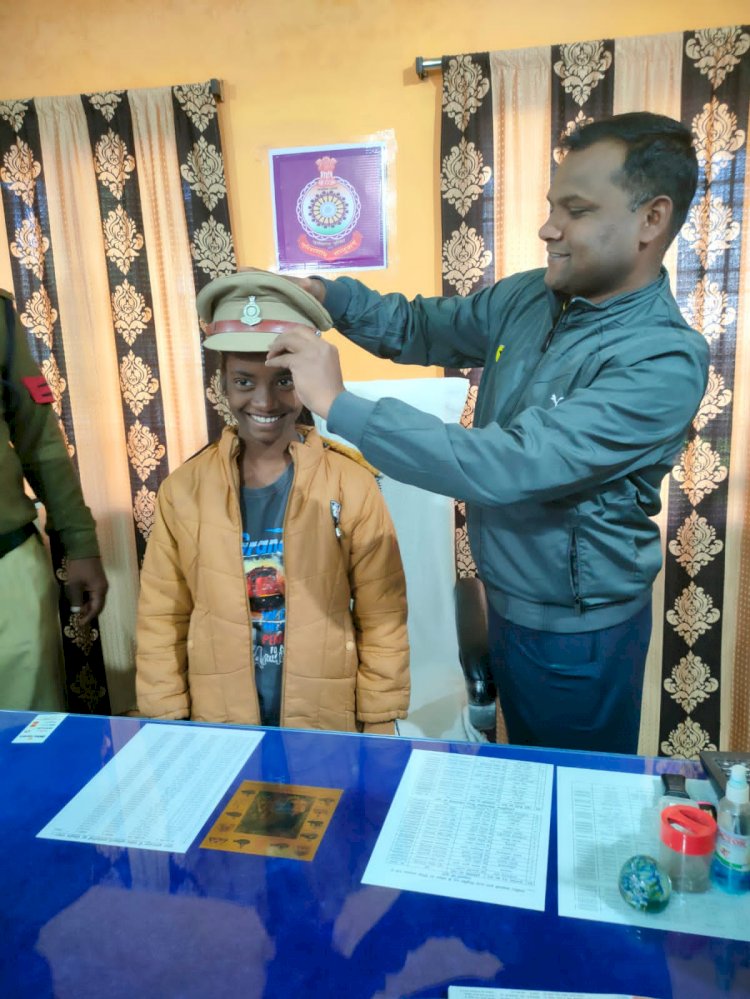 बाल थानेदार ने संभाली कोतवाली बलरामपुर थाने की कमान