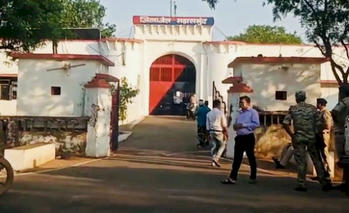 CG जेल प्रहरी सस्पेंड :जेल प्रहरी को चकमा देकर  कैदी फरार, मुख्य प्रहरी को किया गया सस्पेंड…कैदी के तलाश में जुटी पुलिस..…..
