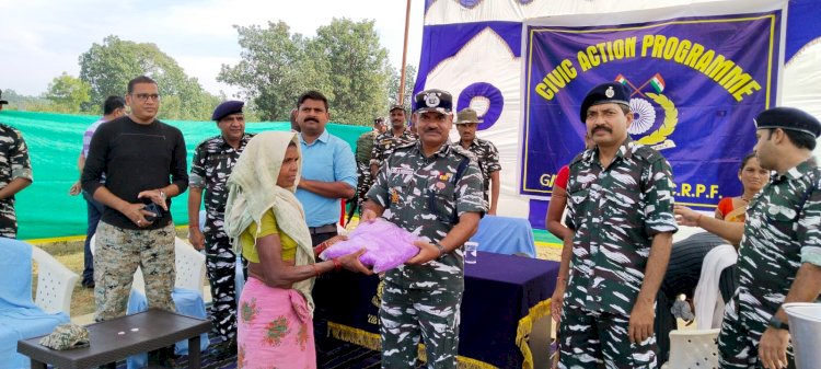 सीआरपीएफ 228वीं वाहिनी ने कमांडेंट असित कुमार चौधरी के मौजूदगी में दरभा गुड़ा के ग्रामीणों को वितरण किए दैनिक उपयोग के सामान
