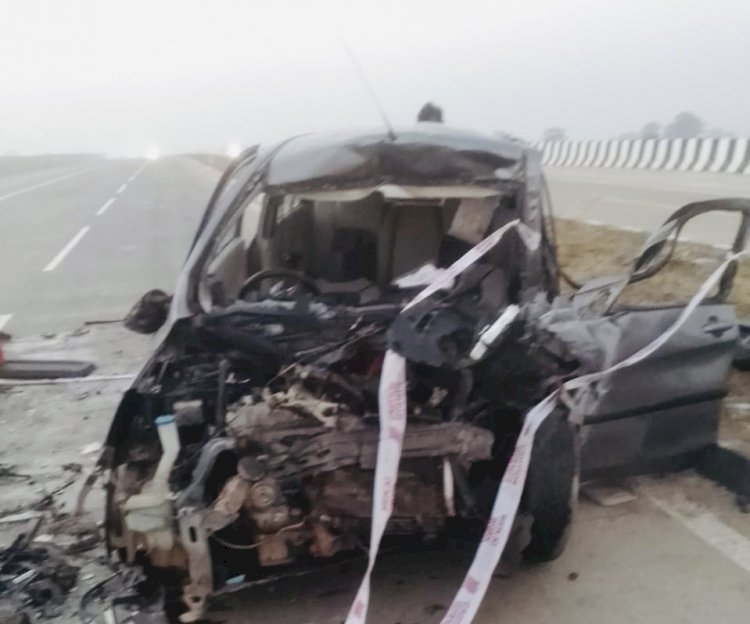 CG दर्दनाक हादसे में पति-पत्नी की मौत: भीषण सड़क हादसे में पिकअप से टकराई कार,शादी समारोह से लौट रहे कॉन्स्टेबल और पत्नी की मौत...जुड़वा मासूम बच गये, मां-बाप छोड़ गये दुनिया...