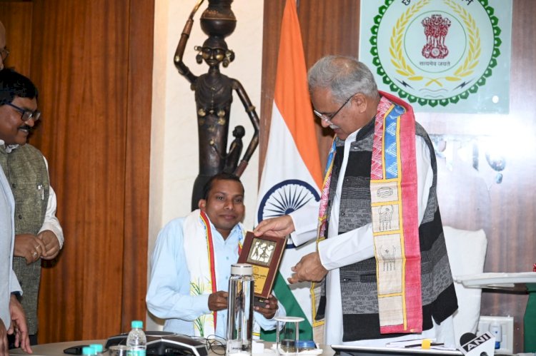 CG News राजभाषा दिवस पर सम्मान : छत्तीसगढ़ी राजभाषा दिवस का आयोजन, सीएम भूपेश बघेल ने 13 साहित्यकारों को सम्मानित किया, 10 साहित्यकारों की रचना का विमोचन