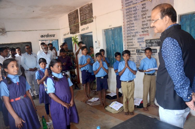 CG- प्रेरणादायी कविता से कलेक्टर हुए खुश: स्कूली बच्ची ने सुनाई ये कविता, कलेक्टर ने दिया छात्रा को गिफ्ट....