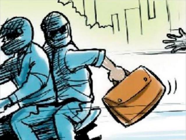 CG में उठाईगिरी: डिक्की में 76500 रखकर शराब ठेका और चाय की दुकान में घूम रहा था युवक, उठाईगिरी का शिकार, जांच में जुटी पुलिस....
