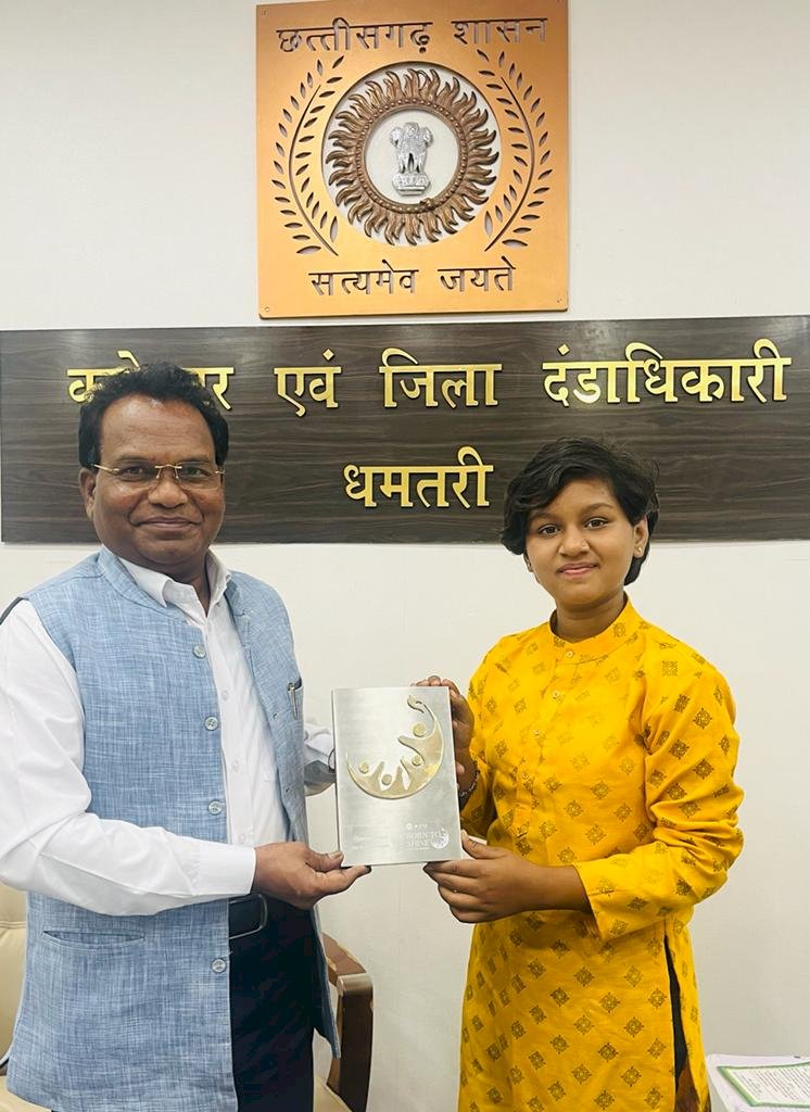 कलेक्टर से बाल गायिका आरू साहू ने सौजन्य भेंट की....मुंबई में आयोजित प्रतियोगिता में विजयी होने पर दी बधाई...
