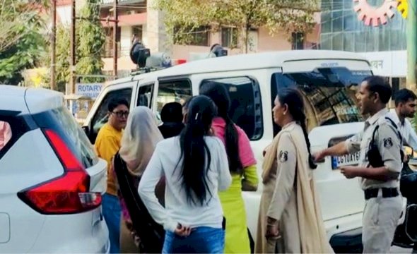प्रेमिका का हाईवोल्टेज ड्रामा : प्रेमी की चल रही थी सगाई…फिर जो हुआ…हाथ मे पेट्रोल लेकर पहुँची प्रेमिका, खुद को गर्भवती बता मचाया हंगामा…