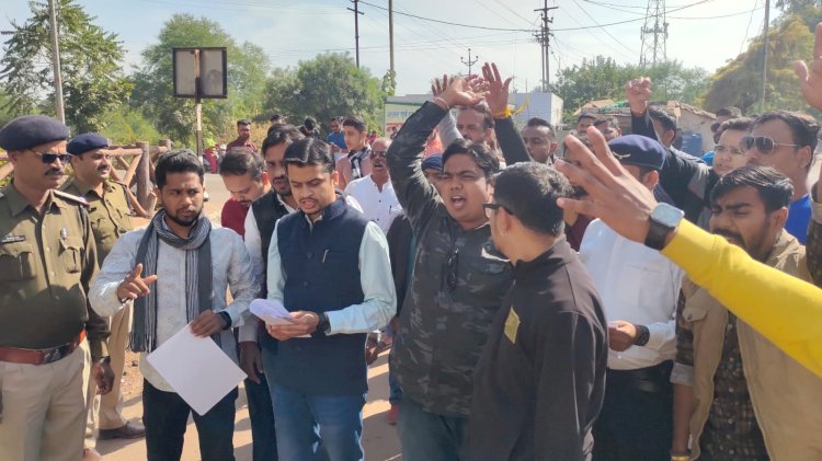 आरक्षण ब्रेकिंग : क्या सामान्य वर्ग के सभी अधिकार छीन लेना चाहती है सरकार ? कवर्धा तक पहुचा आरक्षण विवाद;कोर्ट से लेकर सड़क तक लड़ेंगे
प्रदेश के सामन्य वर्ग…देखे विडियो…