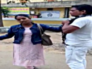CG- कोर्ट परिसर में पति-पत्नी का हंगामा VIDEO: पेशी में आया था पति, पत्नी ने पति का कॉलर पकड़कर घसीटा, जमकर बवाल, देखें वीडियो.....