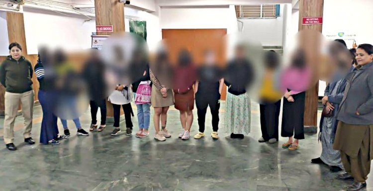 हाईप्रोफाइल Sex Racket का भंडाफोड़: पॉश कॉलोनी में स्पा सेंटर की आड़ में चल रहा था देह व्यापार, 5000 में मिलती थी थाईलैंड की लड़कियां, 13 आपत्तिजनक हालत में पकड़ाए.....
