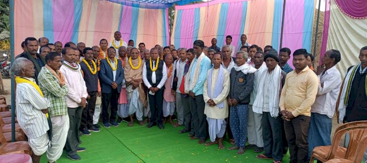 उदयपुर ब्लॉक के देवटिकरा में कुम्हार समाज की बैठक का किया गया आयोजन,समाज के सैकड़ों लोग रहे मौजूद।
