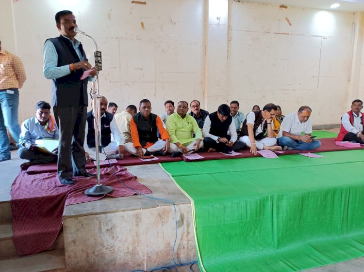 CG:प्रदेश की राजनीति में समाज की भूमिका पर चर्चा... प्रदेश स्तरीय कलार महासम्मेलन की तैयारी को लेकर समाज की बैठक गांधी भवन बेमेतरा में रखा गया
