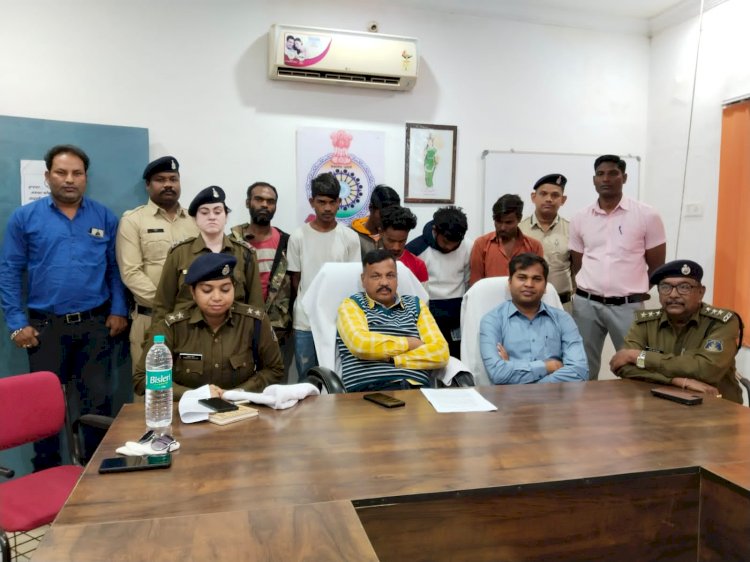 CG: अंतर्राज्यीय मोटर सायकल चोर गिरोह का पर्दाफाश.. विभिन्न कंपनियों के 18 नग चोरी के मोटर सायकल जप्त...महासमुन्द के ऑटो डीलर सहित चोरी के मोटर सायकल के साथ 06 आरोपी गिरफतार... रायपुर व महासमुन्द से अलग-अलग स्थानों से वाहन चोरी कर ब्रिकी के फिराक में थे आरोपी..महासमुंद पुलिस अधीक्षक धर्मेंद्र सिंह (IPS) के मार्गदर्शन में सायबर सेल व थाना कोतवाली की संयुक्त कार्यवाही