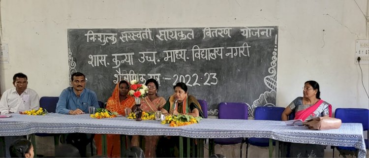 सरस्वती सायकल वितरण करने पहुची विधायक स्कूल की दुर्दशा को देखकर कलेक्टर एवं शिक्षा अधिकारी को लिखा पत्र....