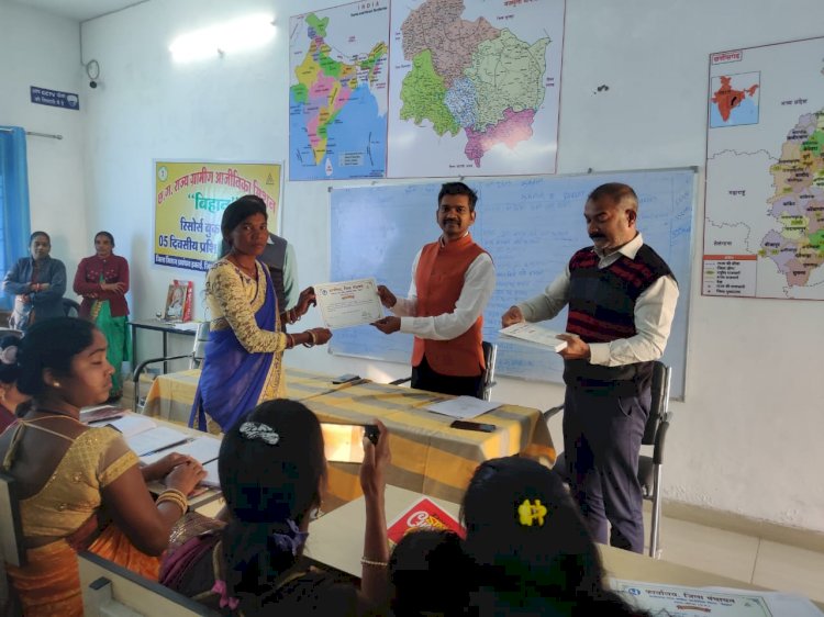सीईओ जिला पंचायत नूतन कंवर ने प्रशिक्षणार्थियों को दिया प्रमाण पत्र... सीईओ बोले- व्यावसायिक रूप से सफल होने के लिए बड़ा दृष्टिकोण जरूरी.....