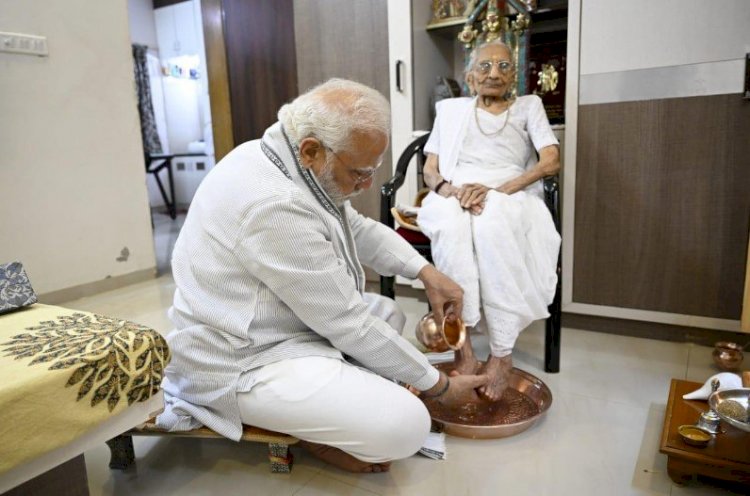 PM Narendra Modi Mother Hiraba : PM मोदी के भावुक शब्द,पीएम मोदी और हीरा बा की अंतिम मुलाकात, कही थी ऐसी बात, सुनकर भर आएंगी आपकी भी आंखे…