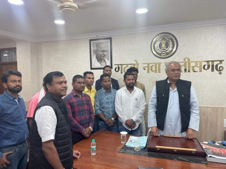 आज बस्तर संभाग छात्रावास छात्र प्रतिनिधि मंडल द्वारा बस्तर सांसद दीपक बैज के नेतृत्व में बस्तर संभाग मुख्यालय जगदलपुर में होने वाले संभागीय छात्रावास छात्र सम्मेलन में सम्मिलित होने हेतु प्रदेश के यशस्वी मुख्यमंत्री भूपेश बघेल के (मुख्यमंत्री निवास रायपुर) में पहुँचकर उनसे निवेदन किया गया