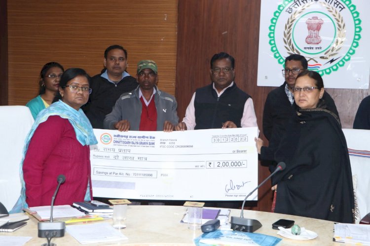 जनदर्शन में कलेक्टर ने समय प्रताप सिंह को दो लाख रुपए की बीमा सहायता राशि प्रदान की...