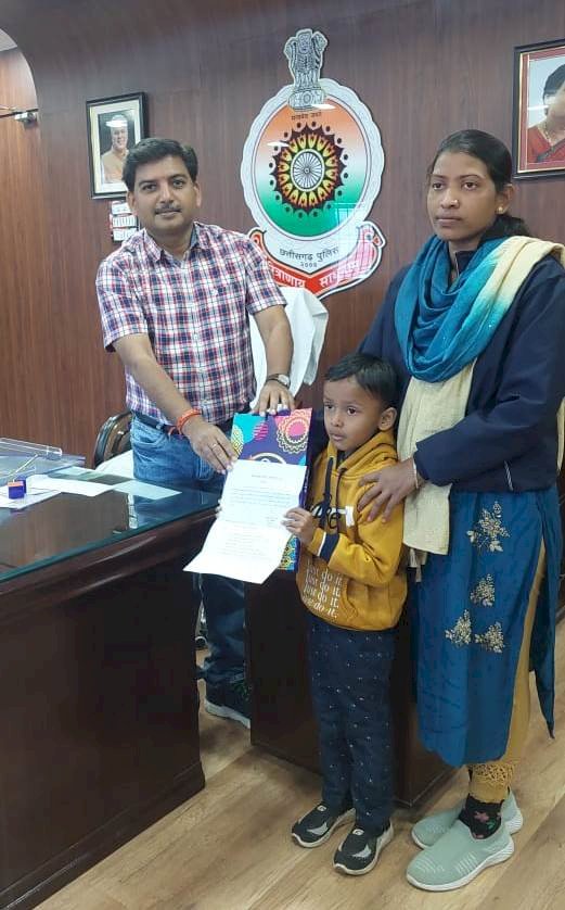 सूरजपुर में साढे पांच साल का नन्हा सिपाही, पिता की मृत्यु के बाद पुलिस विभाग में दी गई बाल आरक्षक की नौकरी... आईजी सरगुजा ने पुलिस अधीक्षक को अनुकम्पा नियुक्त की प्रक्रिया जल्द पूर्ण करने दिए थे निर्देश....