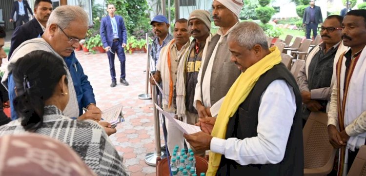 मुख्यमंत्री भूपेश बघेल से मिले राजस्व परिवर्तित वनग्रामों के प्रतिनिधिमंडल....सिहावा विधायक डाँ.लक्ष्मी ध्रुव के नेतृत्व में प्रतिनिधि मंडल सीएम आवास पहुंचे....