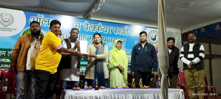 आयोजन समिति के अध्यक्ष हाजी वसीम अहमद के द्वारा मुख्य अतिथियो को किया