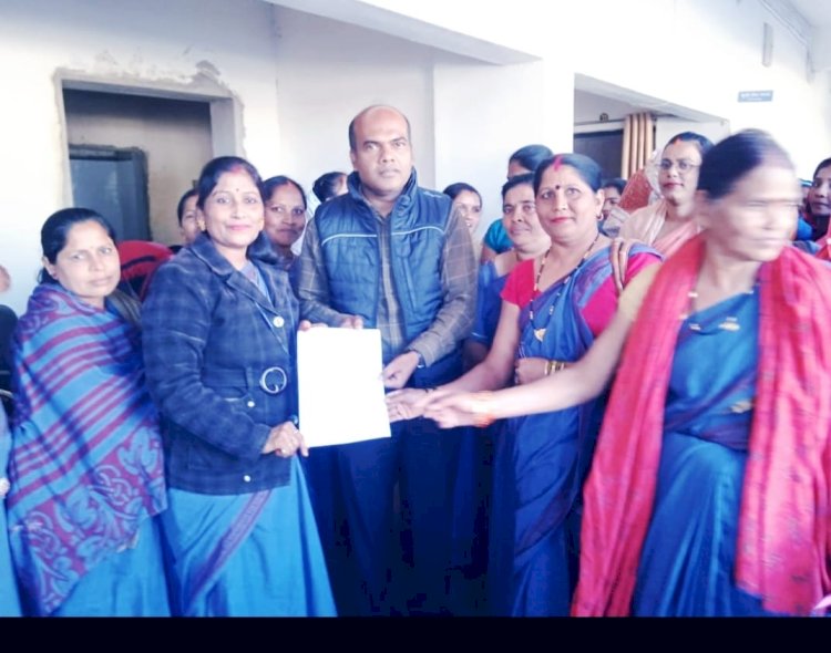 CG:छत्तीसगढ़ जुझारू आंगनबाड़ी कार्यकर्ता सहायिका कल्याण संघ बेमेतरा जिला अध्यक्ष विद्या जैन के नेतृत्व में कलेक्टर एवं जिला कार्यक्रम अधिकारी को 06 सुत्रीय मांग एंव एवं हड़ताल का सुचना को लेकर सौंपा गया ज्ञापन