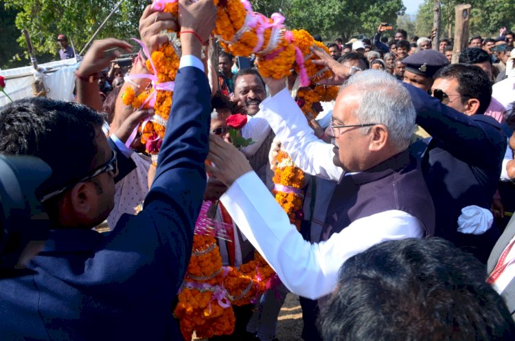 मुख्यमंत्री भूपेश बघेल भेंट-मुलाकात के लिए कोरबा जिले के पाली तानाखार विधानसभा क्षेत्र के ग्राम पिपरिया हेलीपैड पहुंचे, ग्रामीणों ने डंडा नृत्य कर मुख्यमंत्री का किया स्वागत