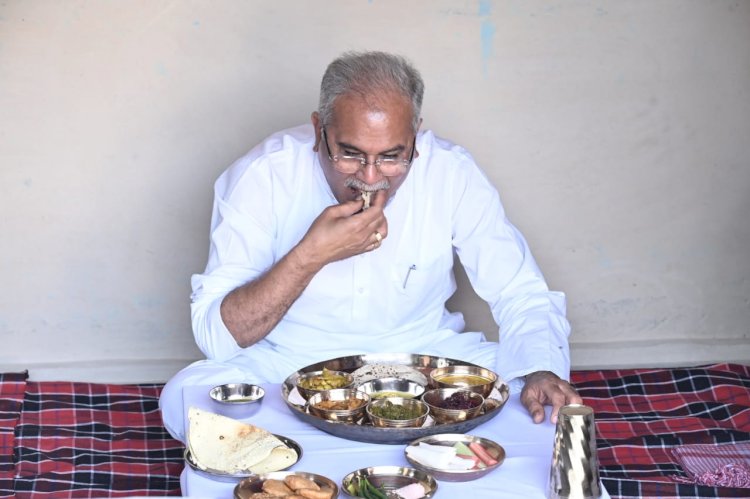 CM को खूब भाई लाफा क्षेत्र की चिरपोटी टमाटर की चटनी: मुख्यमंत्री भूपेश बघेल ने चैतुरगढ़ क्षेत्र के ग्राम लाफा निवासी किसान होरिलाल राज के घर लिया स्वादिष्ट और छत्तीसगढ़िया भोजन का स्वाद