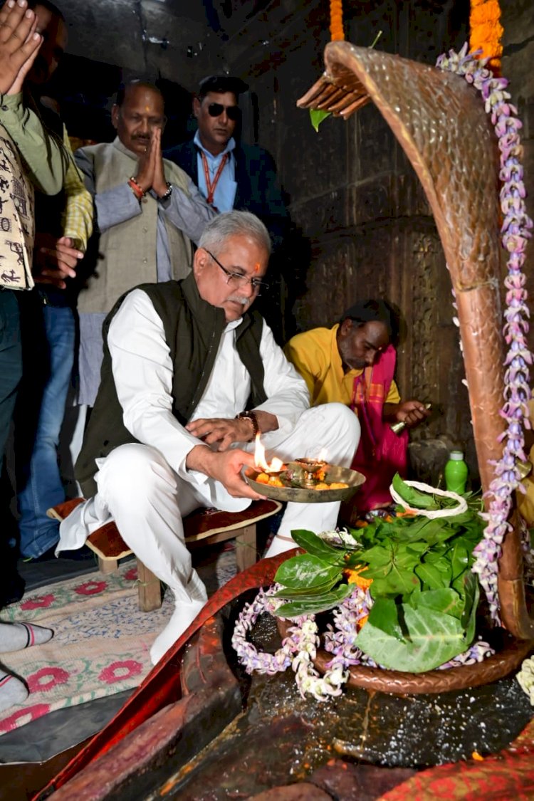 प्राचीनतम महादेव मंदिर पाली के गर्भगृह में स्थापित शिवलिंग पर 108 बेलपत्र अर्पित कर मुख्यमंत्री ने की प्रदेश के सुख-समृद्धि की कामना की, महादेव मंदिर के द्वार शाखा के अधोभाग में गंगा, जमुना और शेव द्वारपालों का अंकन