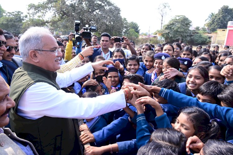 मुख्यमंत्री भूपेश बघेल ने पाली हैलीपेड में स्कूली बच्चों से की मुलाकात, मुख्यमंत्री ने सभी बच्चों से हाथ मिलाकर आत्मीयता के साथ किया भेंट
