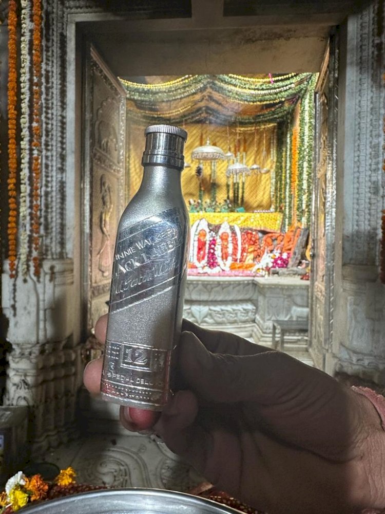 जोगणिया माता मंदिर में भक्त द्वारा 111 ग्राम की चांदी की बोतल की भेंट