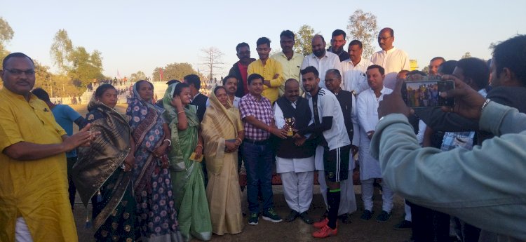 अखिल भारतीय राष्ट्रीय फुटबॉल प्रतियोगिता कंदरई में आज खेला गया फाइनल मुकाबला,1–5 गोल से अदानी टीम रही विजयी, राज्य के दर्शक रहें मौजूद।